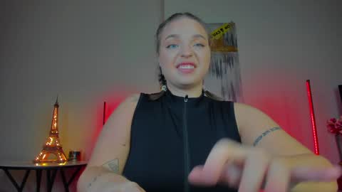 Snapshot of viollasinzz chatting on 01.20.25 Violla online show from 01.20.25
