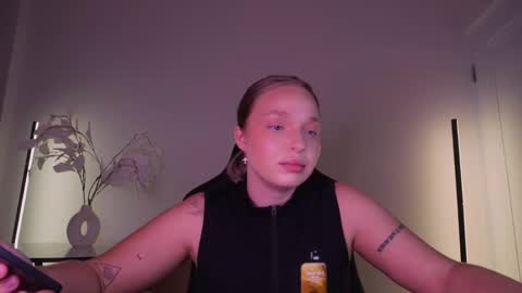 Snapshot of viollasinzz chatting on 09.19.25 Violla online show from 09.19.25