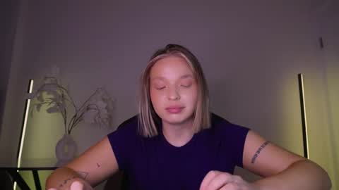 Snapshot of viollasinzz chatting on 09.21.25 Violla online show from 09.21.25