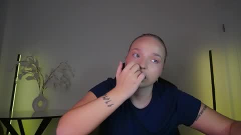 Snapshot of viollasinzz chatting on 09.26.25 Violla online show from 09.26.25