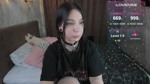 Snapshot of vivi__squirrel chatting on 12.31.24 Vivi online show from 12.31.24