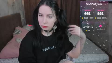 Snapshot of vivi__squirrel chatting on 02.12.25 Vivi online show from 02.12.25