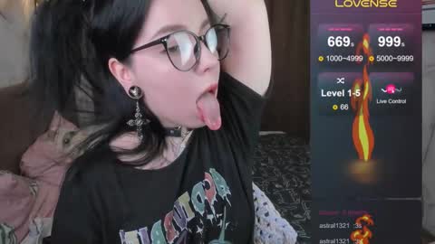 Snapshot of vivi__squirrel chatting on 02.13.25 Vivi online show from 02.13.25