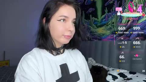 Snapshot of vivi__squirrel chatting on 10.03.25 Vivi online show from 10.03.25