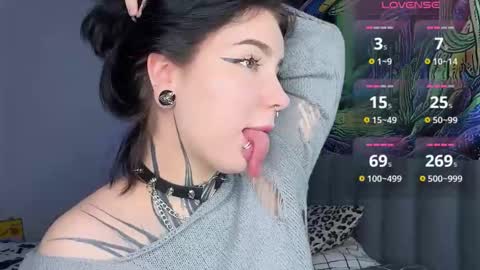 Snapshot of vivi__squirrel chatting on 11.20.25 Vivi online show from 11.20.25