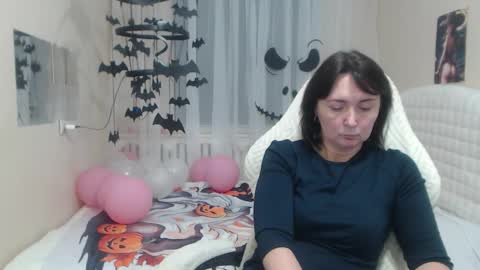 Snapshot of vivianguchih chatting on 10.25.25 vivianguchih online show from 10.25.25