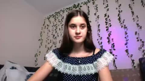 Snapshot of vixen_lily chatting on 12.20.24 Vixen Lily online show from 12.20.24