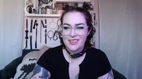 Snapshot of vixinvvitch chatting on 10.04.25 VIXIN online show from 10.04.25
