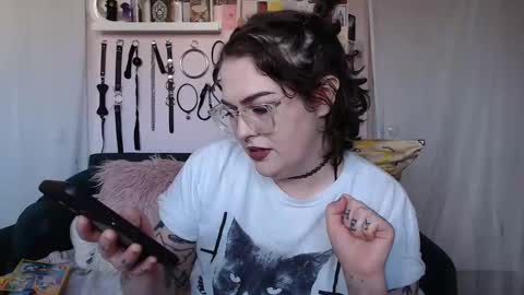 Snapshot of vixinvvitch chatting on 10.11.25 VIXIN online show from 10.11.25