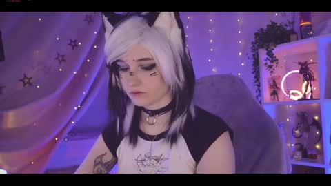 Snapshot of vronnier chatting on 02.15.25 vronnier online show from 02.15.25