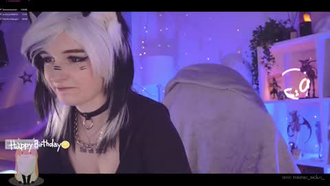 Snapshot of vronnier chatting on 02.21.25 vronnier online show from 02.21.25