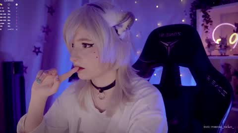 Snapshot of vronnier chatting on 09.28.25 vronnier online show from 09.28.25