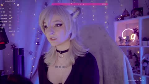 Snapshot of vronnier chatting on 10.11.25 vronnier online show from 10.11.25