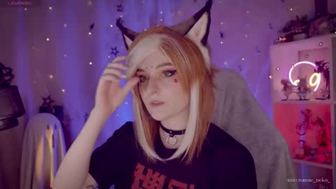 Snapshot of vronnier chatting on 10.24.25 vronnier online show from 10.24.25