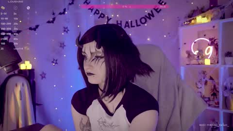 Snapshot of vronnier chatting on 11.01.25 vronnier online show from 11.01.25