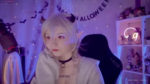 Snapshot of vronnier chatting on 11.06.25 vronnier online show from 11.06.25