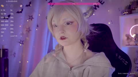 Snapshot of vronnier chatting on 11.08.25 vronnier online show from 11.08.25