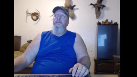 Snapshot of walkingbird chatting on 10.31.25 walkingbird online show from 10.31.25