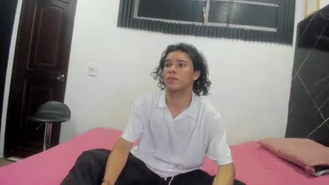 Snapshot of wallis_ chatting on 12.03.25 wallis_ online show from 12.03.25