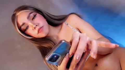 Snapshot of water_lily28 chatting on 09.18.25 Isla Fox online show from 09.18.25