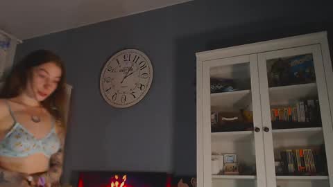 Snapshot of weed_princesss chatting on 02.11.25 moon online show from 02.11.25