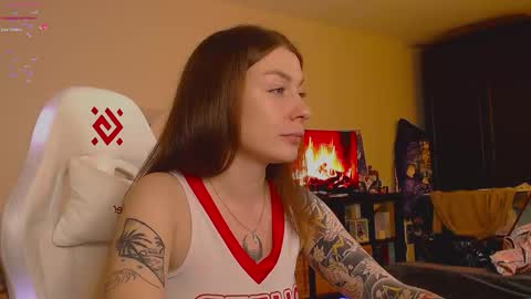 Snapshot of weed_princesss chatting on 11.08.25 moon online show from 11.08.25