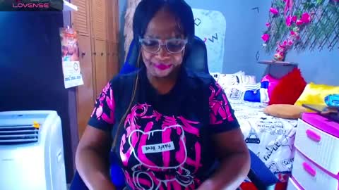 Snapshot of wethotass chatting on 01.12.25 gina online show from 01.12.25