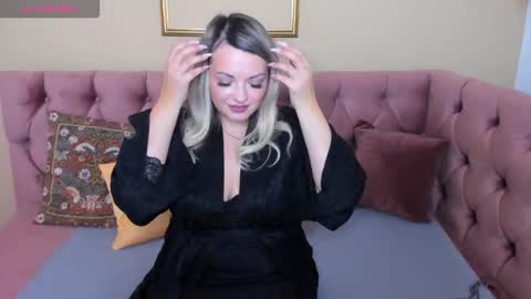 Snapshot of wilmasanders chatting on 10.19.25 wilmasanders online show from 10.19.25
