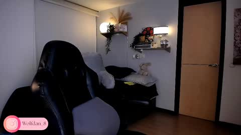 Snapshot of wolfsfoster chatting on 09.18.25 online show from 09.18.25
