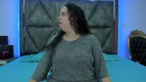 Snapshot of ximenarusso chatting on 12.11.24 online show from 12.11.24