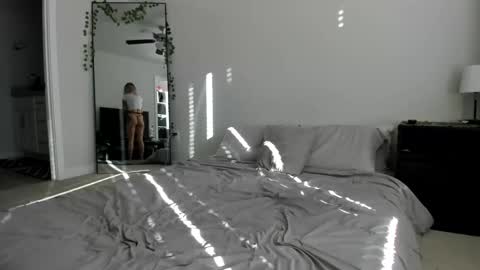 Snapshot of xlunaskye chatting on 01.06.25 online show from 01.06.25