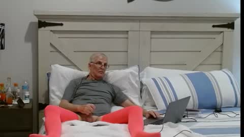 Snapshot of xposer2 chatting on 10.27.25 Xposer2 online show from 10.27.25