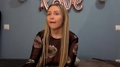 Snapshot of xsexycouples chatting on 02.28.25 AnnaMaee online show from 02.28.25