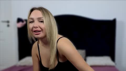 Snapshot of xsexycouples chatting on 10.30.25 AnnaMaee online show from 10.30.25