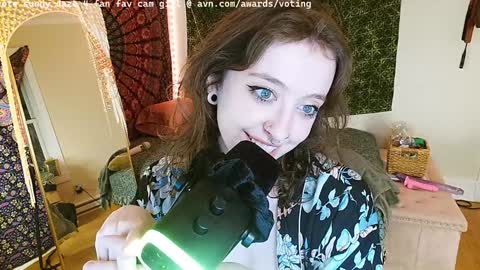 Snapshot of xsunsub chatting on 01.01.25 Sunny Daze online show from 01.01.25