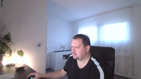 Snapshot of xxstrikerxx chatting on 01.22.25 Eddi online show from 01.22.25