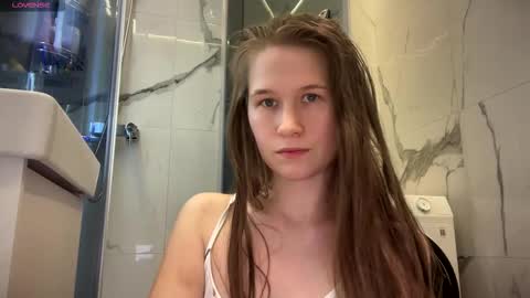 Snapshot of yana_squrel_22 chatting on 10.17.25 Yana online show from 10.17.25