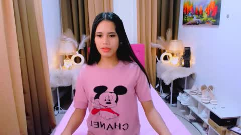 Snapshot of yanna_faulkerson chatting on 10.04.25 Yanna online show from 10.04.25