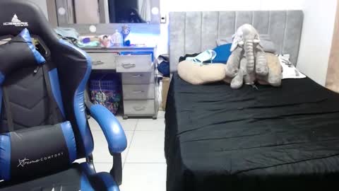 Snapshot of yeibles_hana2 chatting on 10.10.25 yeibles_hana2 online show from 10.10.25