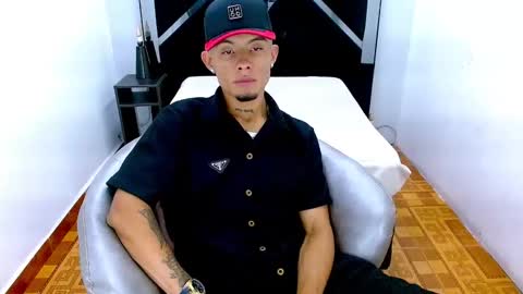 Snapshot of yeikyx_ chatting on 11.21.25 Yi online show from 11.21.25