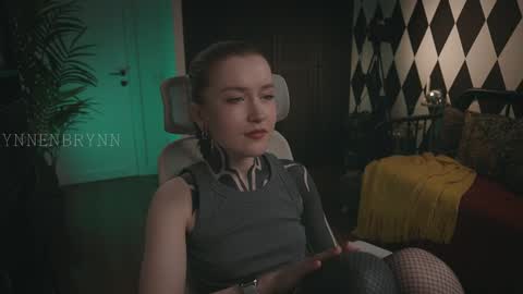 Snapshot of ynnenbrynn chatting on 01.26.25 ynnenbrynn online show from 01.26.25