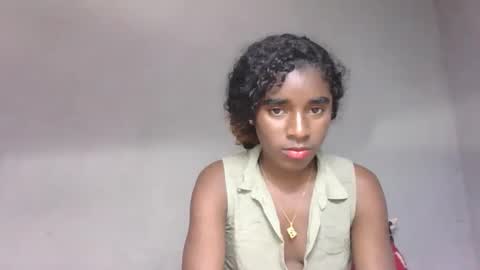 Snapshot of yolandrina05 chatting on 09.22.25 yolandrina05 online show from 09.22.25