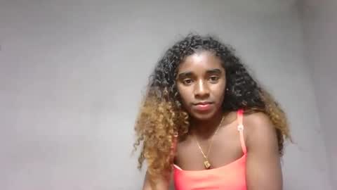 Snapshot of yolandrina05 chatting on 09.22.25 yolandrina05 online show from 09.22.25