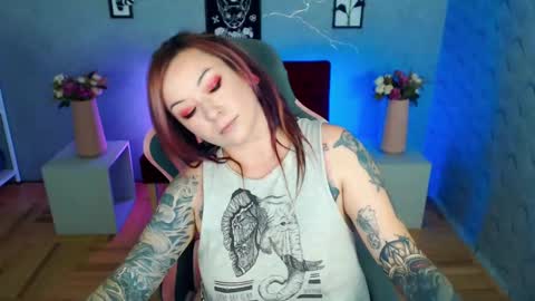 Snapshot of yolandyfoun chatting on 11.10.25 Yolandi-Foun online show from 11.10.25