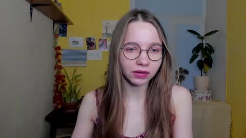 Snapshot of your_leslie chatting on 12.19.24 Leslie online show from 12.19.24