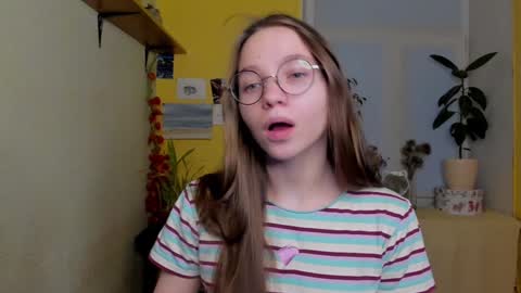 Snapshot of your_leslie chatting on 12.26.24 Leslie online show from 12.26.24