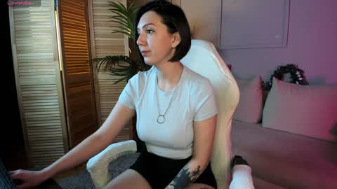 Snapshot of your_little_mom chatting on 12.24.24 Viky online show from 12.24.24
