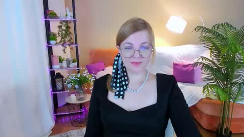 Snapshot of youruniverserr chatting on 10.08.25 Alice online show from 10.08.25