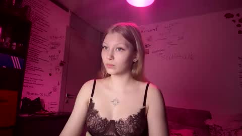 Snapshot of yunarosee chatting on 10.21.25 yunarosee online show from 10.21.25