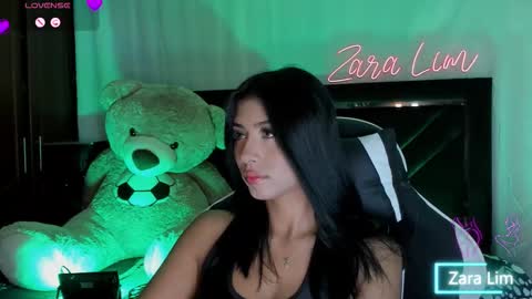 Snapshot of zaralim chatting on 09.15.25 Zara Lim online show from 09.15.25
